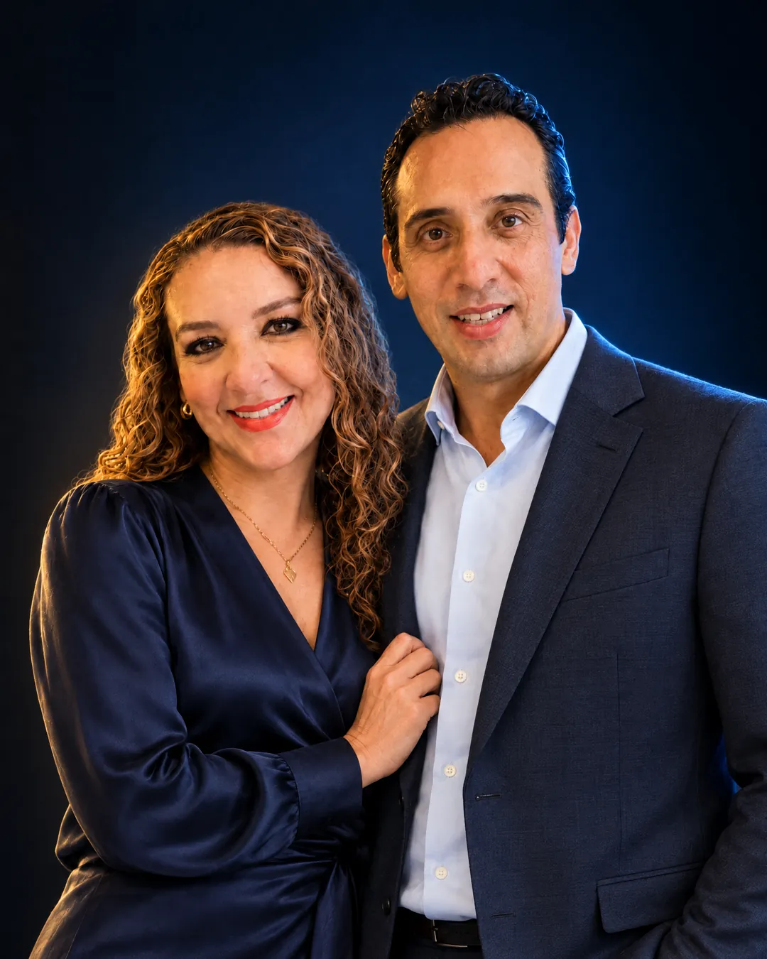 Retrato de Alicia y Hugo, una pareja sonriente de más de 20 años de casados